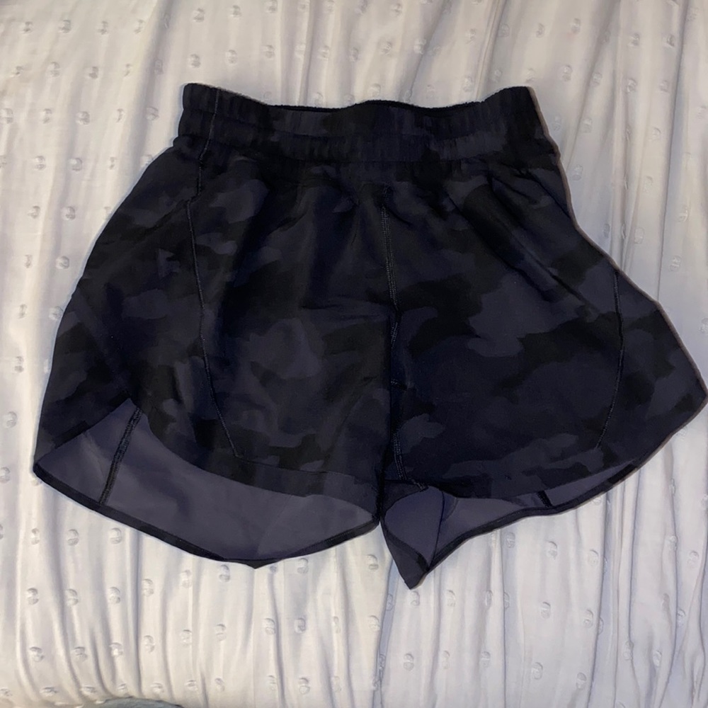 LULULEMON, size 4, black camo tracker low- rise lined shorts (4”)